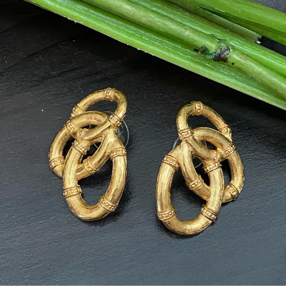 Vintage 80’s AVON Brushed Gold-tone Interlocking Ovals Post Earrings - Picture 3 of 11